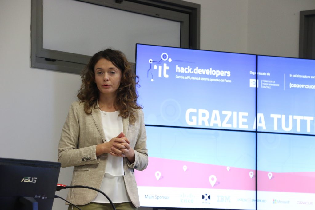 Barbara Re professoressa Unicam parla all'hackathon